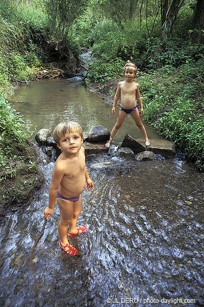 enfants dans un ruisseau - children playing in a stream